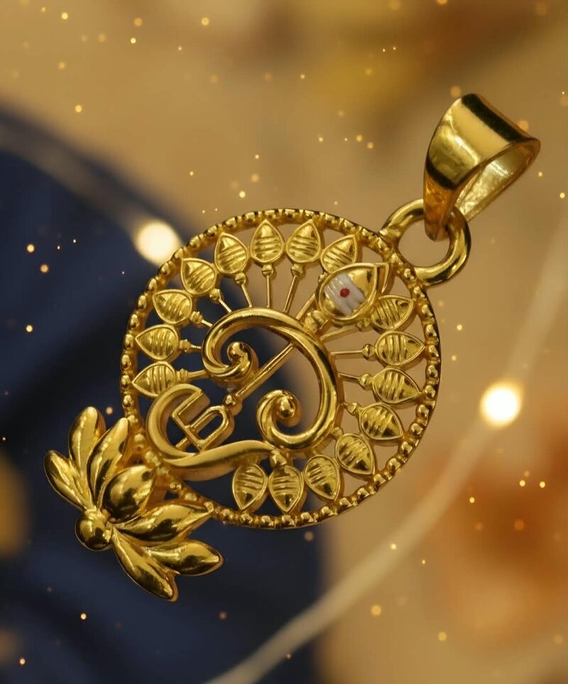 Gold filigree pendant with annam bird and lotus