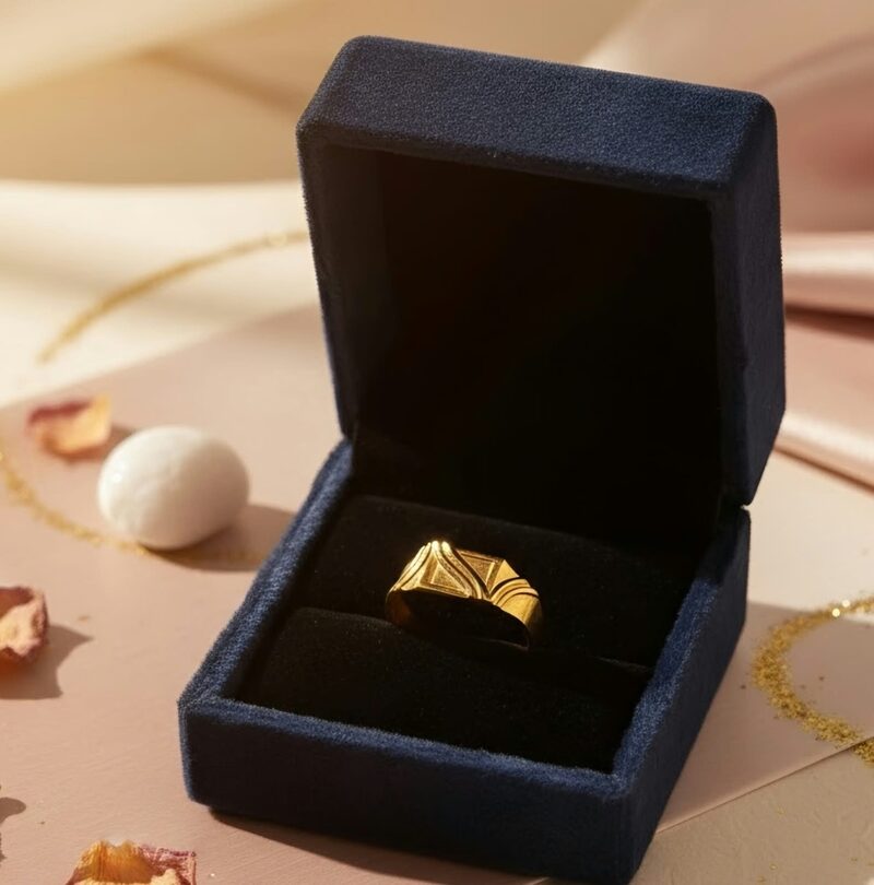 Gold band ring with fan-cut face