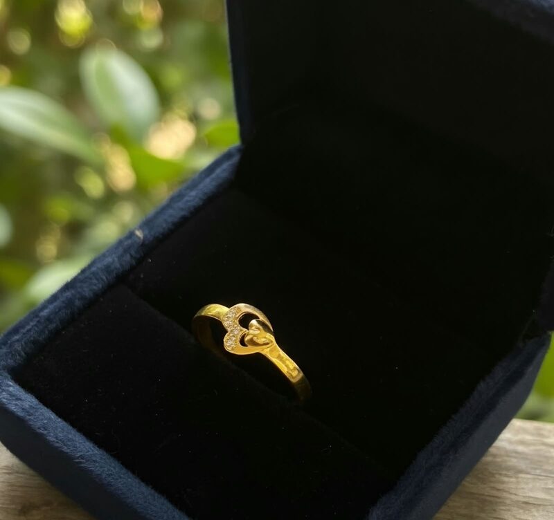 Gold ring with swan curve motif